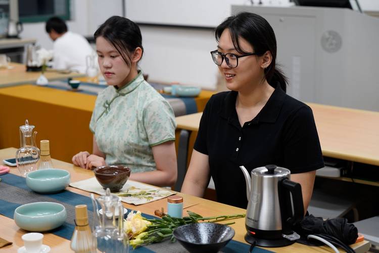 大学生在报社见习岗位端茶倒水的场景