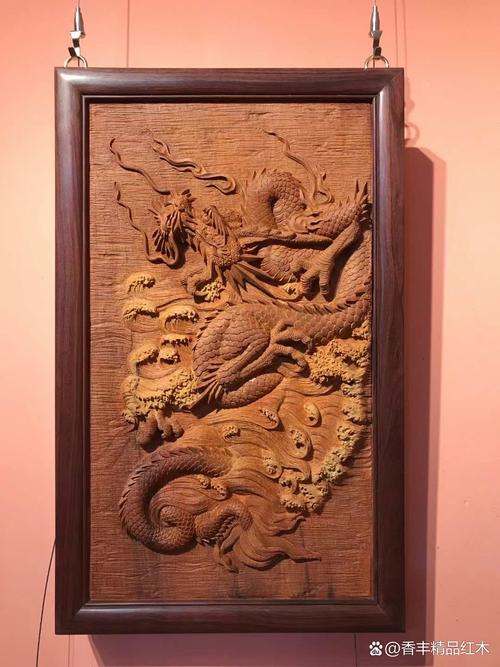 东阳木雕老师傅全神贯注雕刻大幅挂屏
