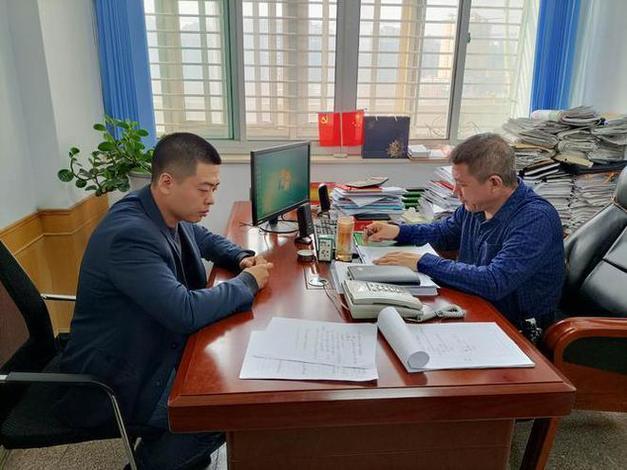 传统指令式领导给下属改方案的办公场景