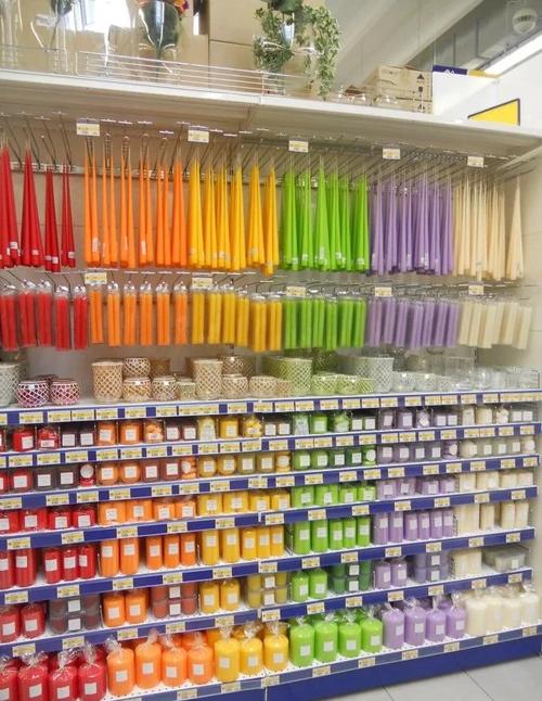 独立书店货架上手工香薰蜡烛陈列场景
