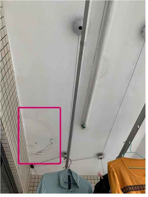 装修阳台漏水渗到楼下天花板实景图