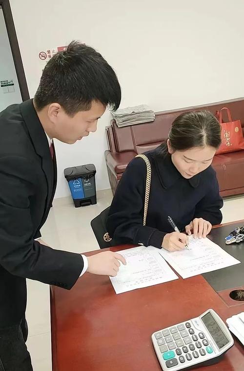 上海离婚律所接待室当事人签署委托材料场景