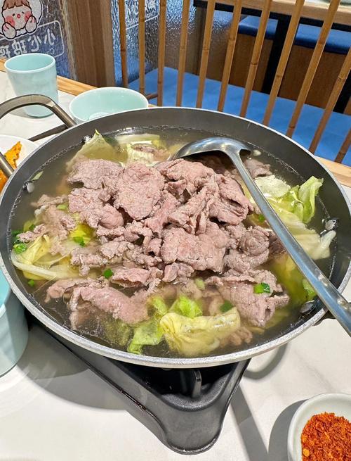 乐山跷脚牛骨老汤黑铁锅熬煮场景