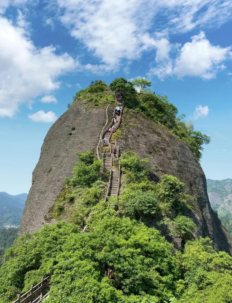 崀山春季丹霞峰林绿绕红岩风光