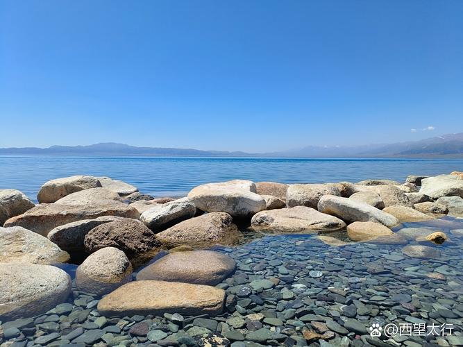 新疆赛里木湖近岸透底鹅卵石湖岸景观