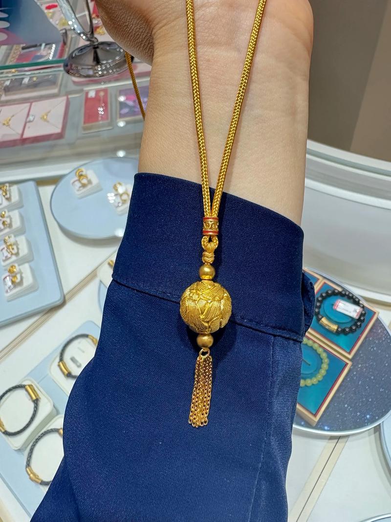 手工錾刻素银项链搭配蓝色珐琅吊坠特写