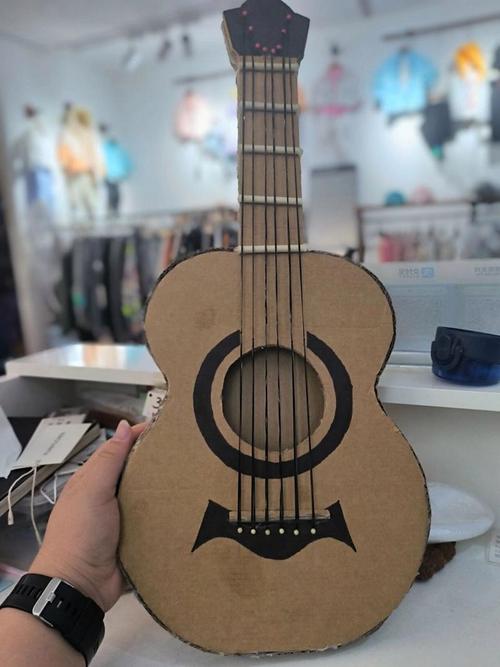 亲子手工DIY纸箱吉他制作完成展示图