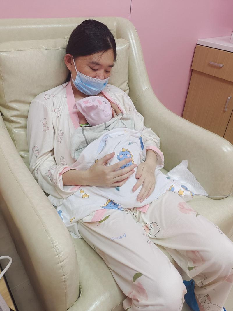 新生儿袋鼠式护理亲子肌肤接触实拍