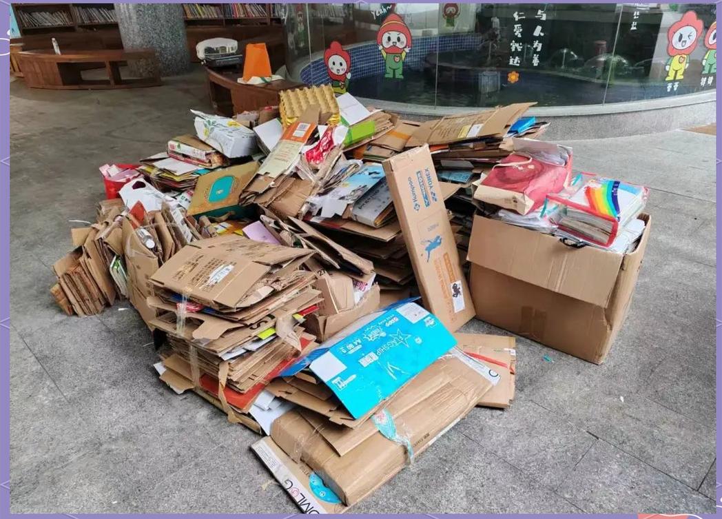 教室角落散落的可回收垃圾实物照片