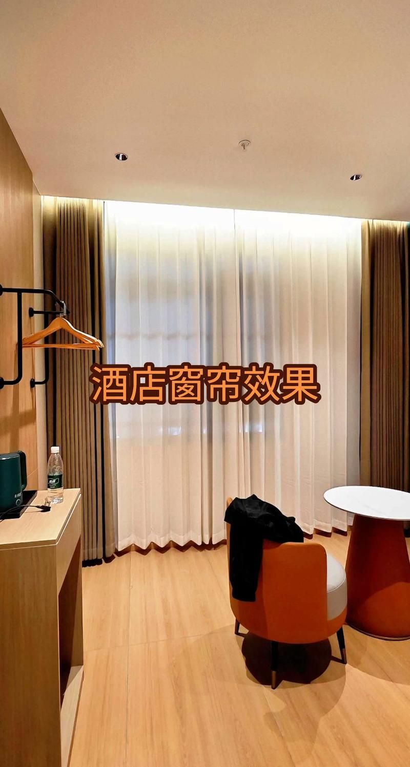 酒店靠窗大床房拉好遮光窗帘场景