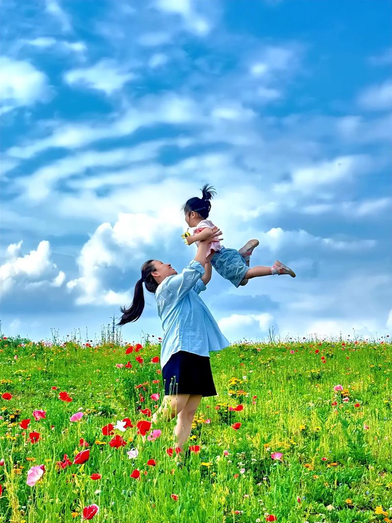 亲子草坪散步儿童抬头观察云朵
