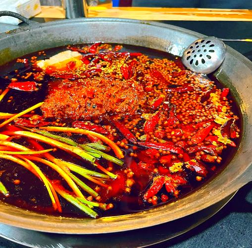 重庆老火锅沸腾牛油红锅实拍