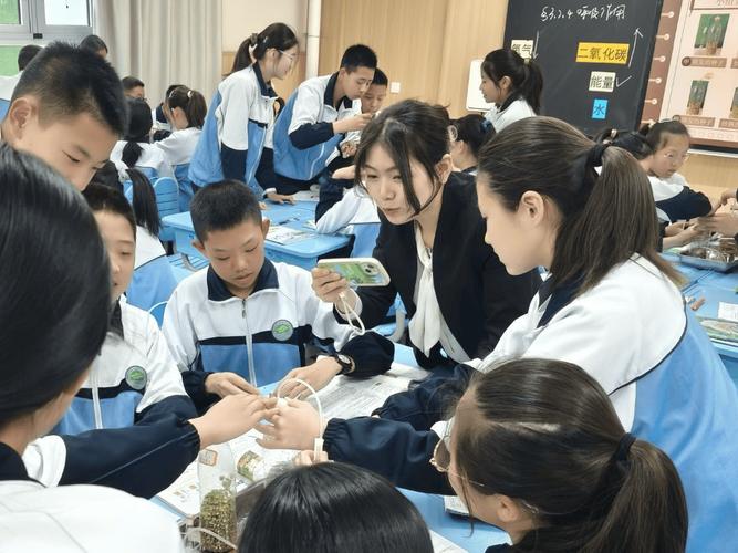初中生物新课标实验教学学生分组操作场景