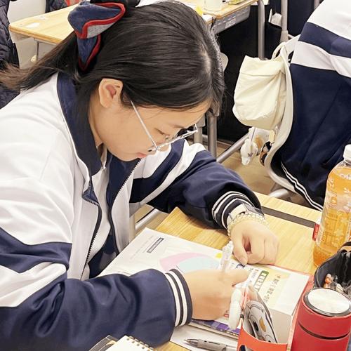 教师手持橡皮擦在课堂上演示淡化分数概念