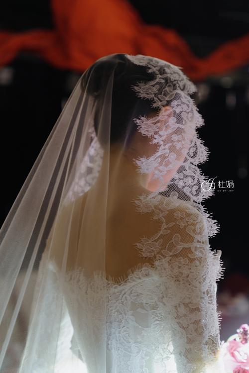 婚礼前新娘在窗前涂抹防晒霜特写