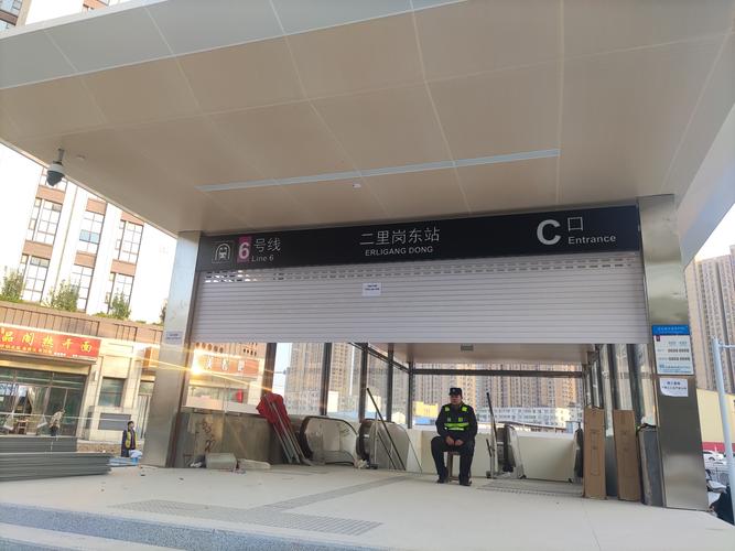 从小区单元门到地铁口步行掐表计时实拍
