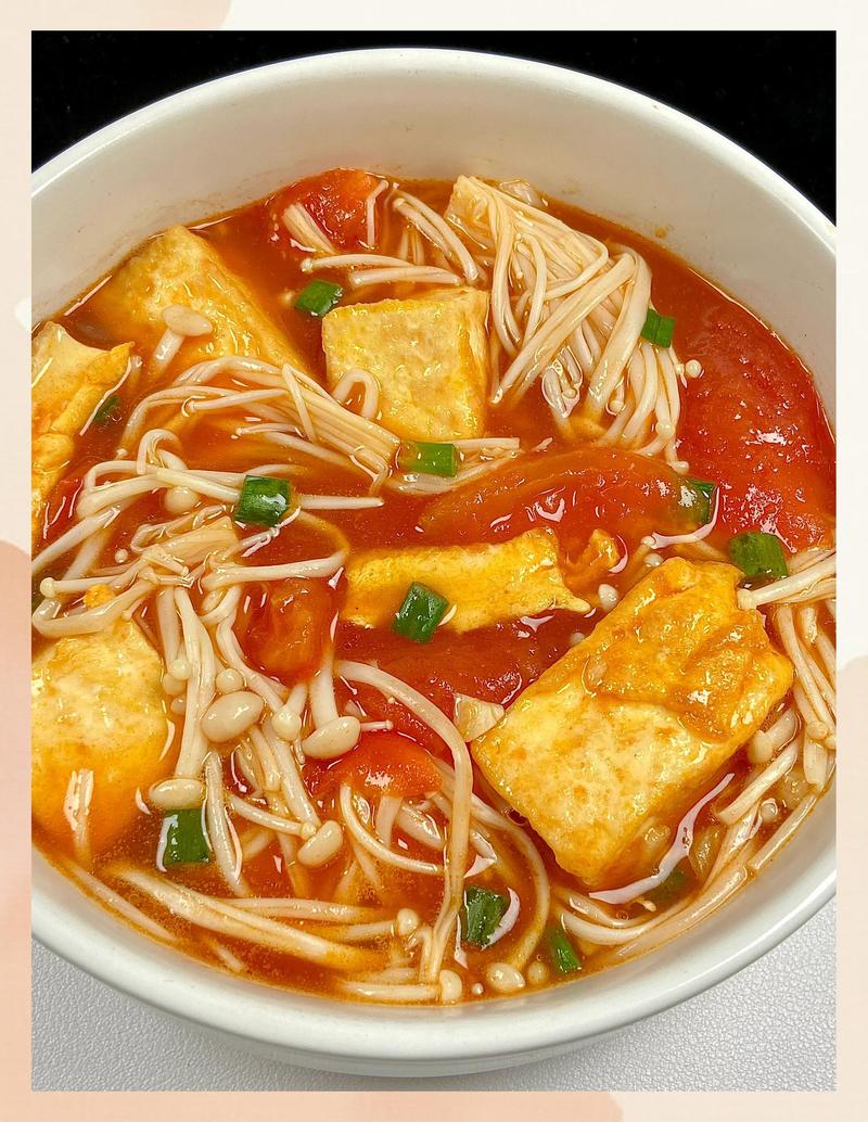 出锅的茄汁豆腐烩杂蔬素食成品图