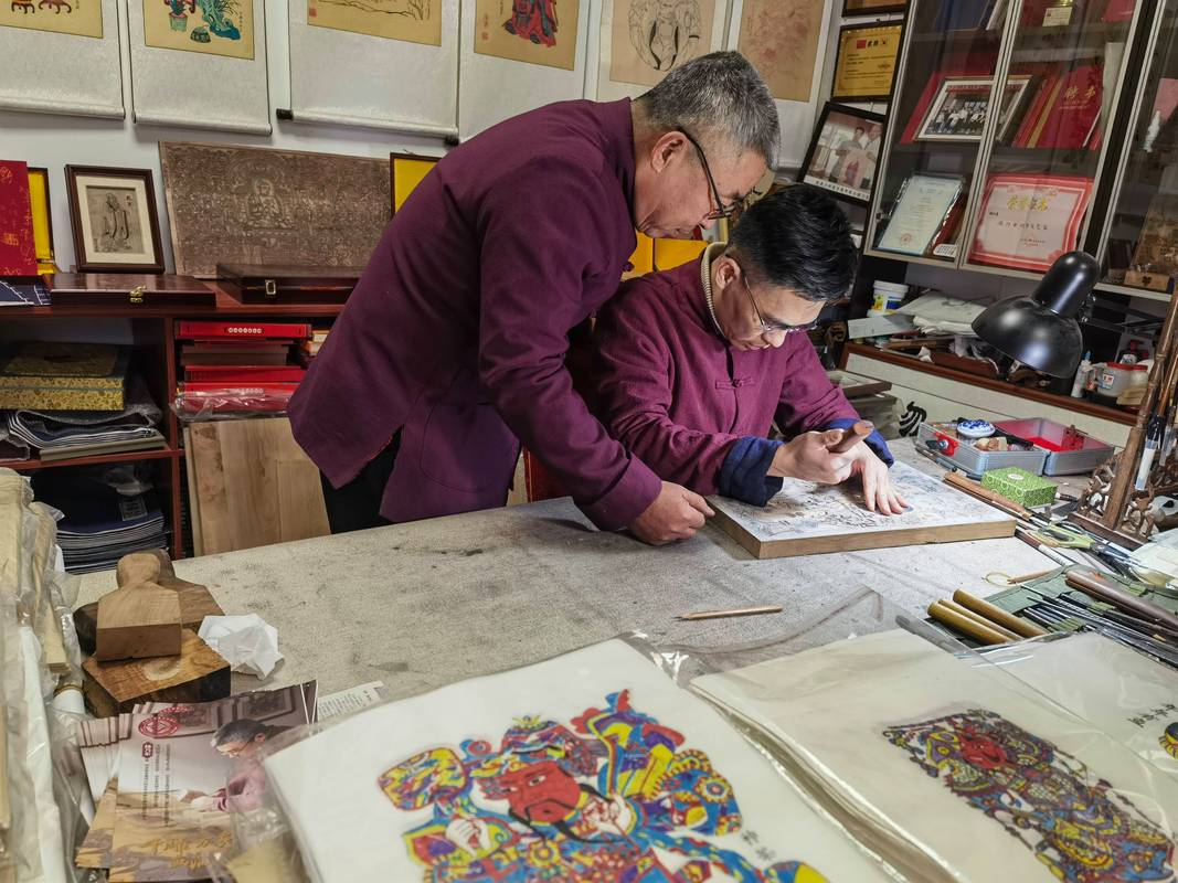 杨柳青木版年画手工开脸工序老艺人操作场景