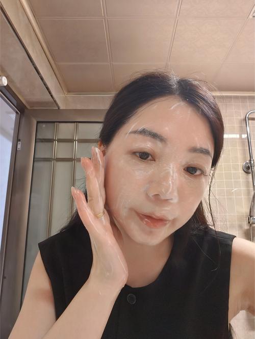 居家卧室晚间洁面护肤场景图