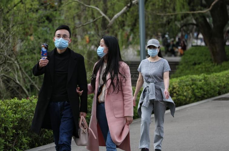 春季户外过敏人群戴口罩散步