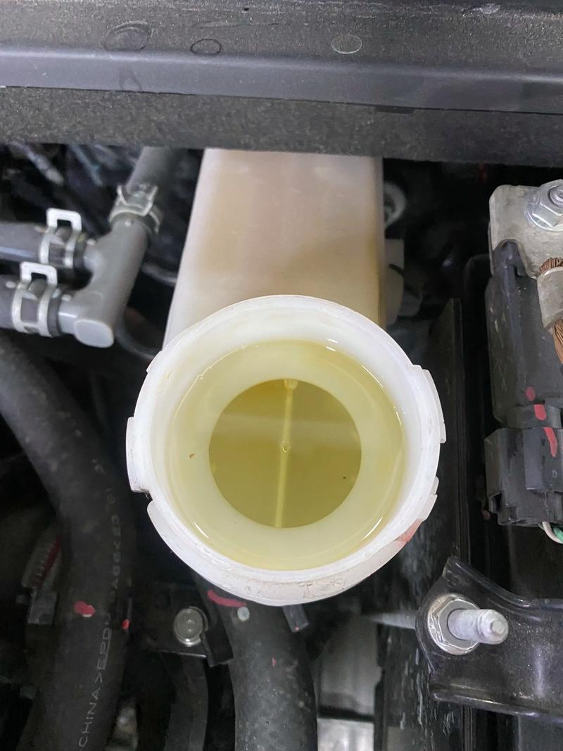 变质刹车油与合格新刹车油对比实拍