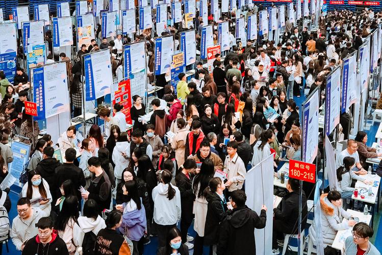2024年985高校招聘会现场拥挤的学生