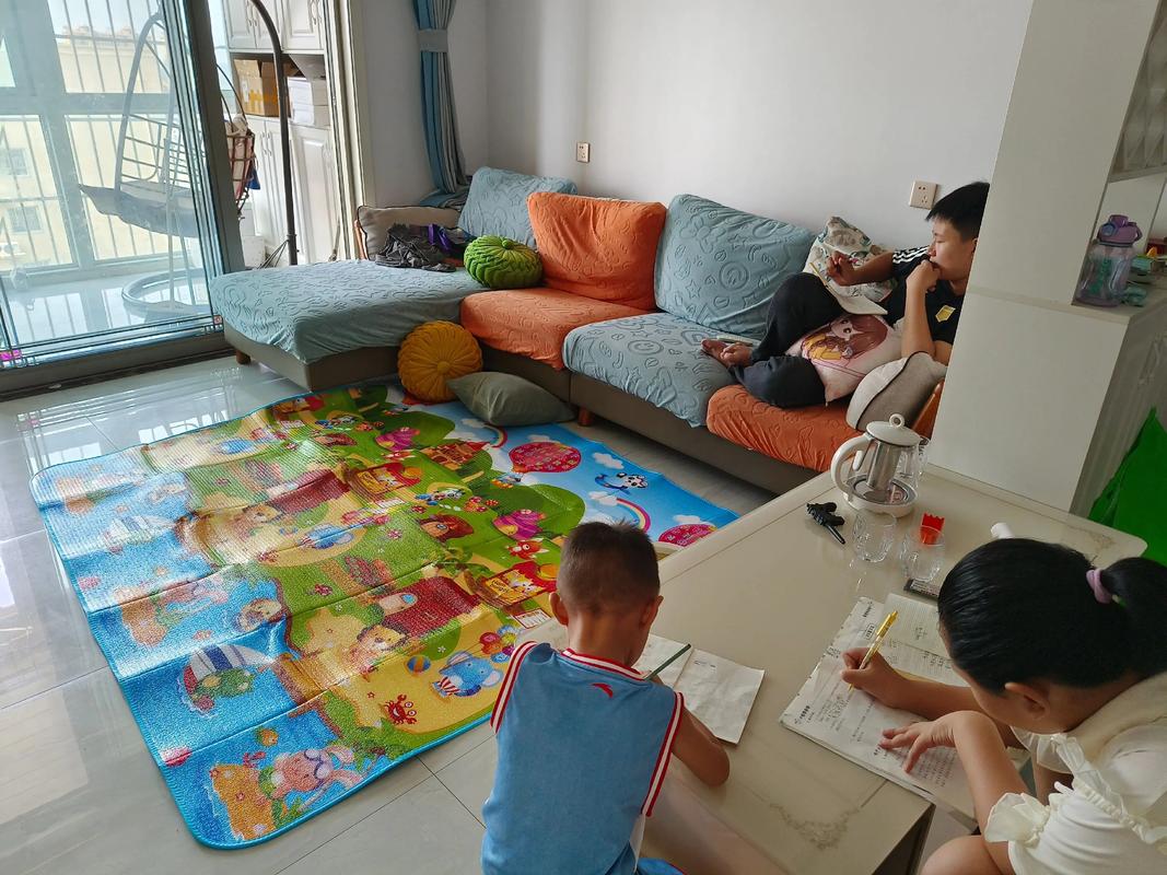 家长和孩子玩语文“的地得”抢答小游戏的居家场景