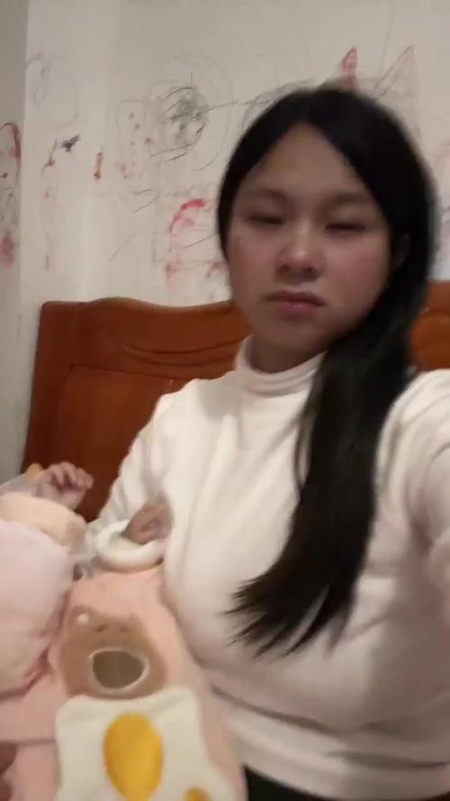 凌晨三点宝妈抱睡娃靠床头喝凉牛奶场景