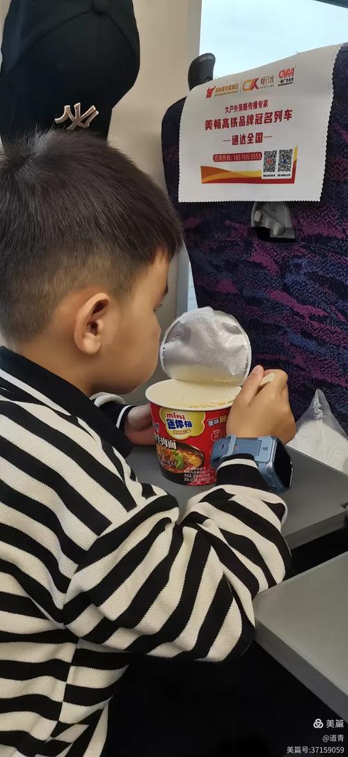 祖孙一起制作宝宝高铁辅食场景