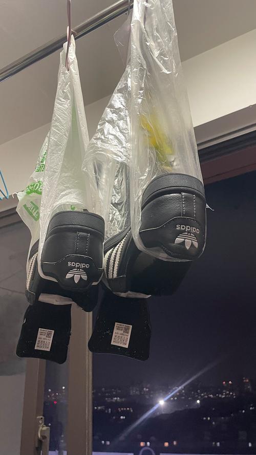 正确晾晒运动鞋内部通风示意图