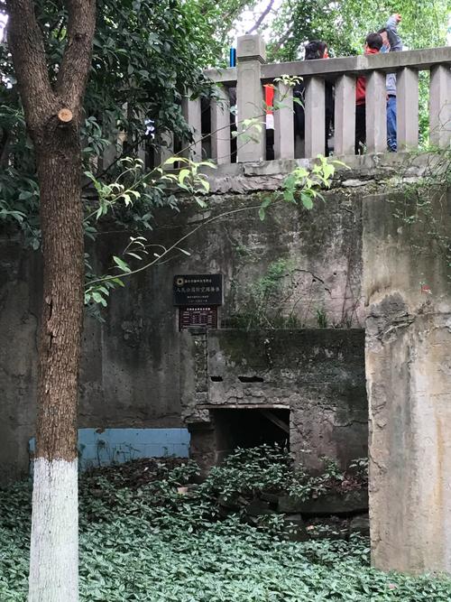 重庆渝中区老防空洞入口青石板