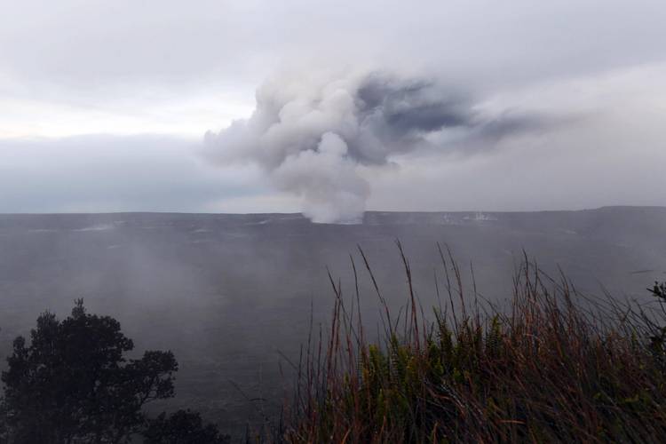 我在火山口边缘站了十分钟,脚底是滚烫的——那些年我追过的活火山-因为所以