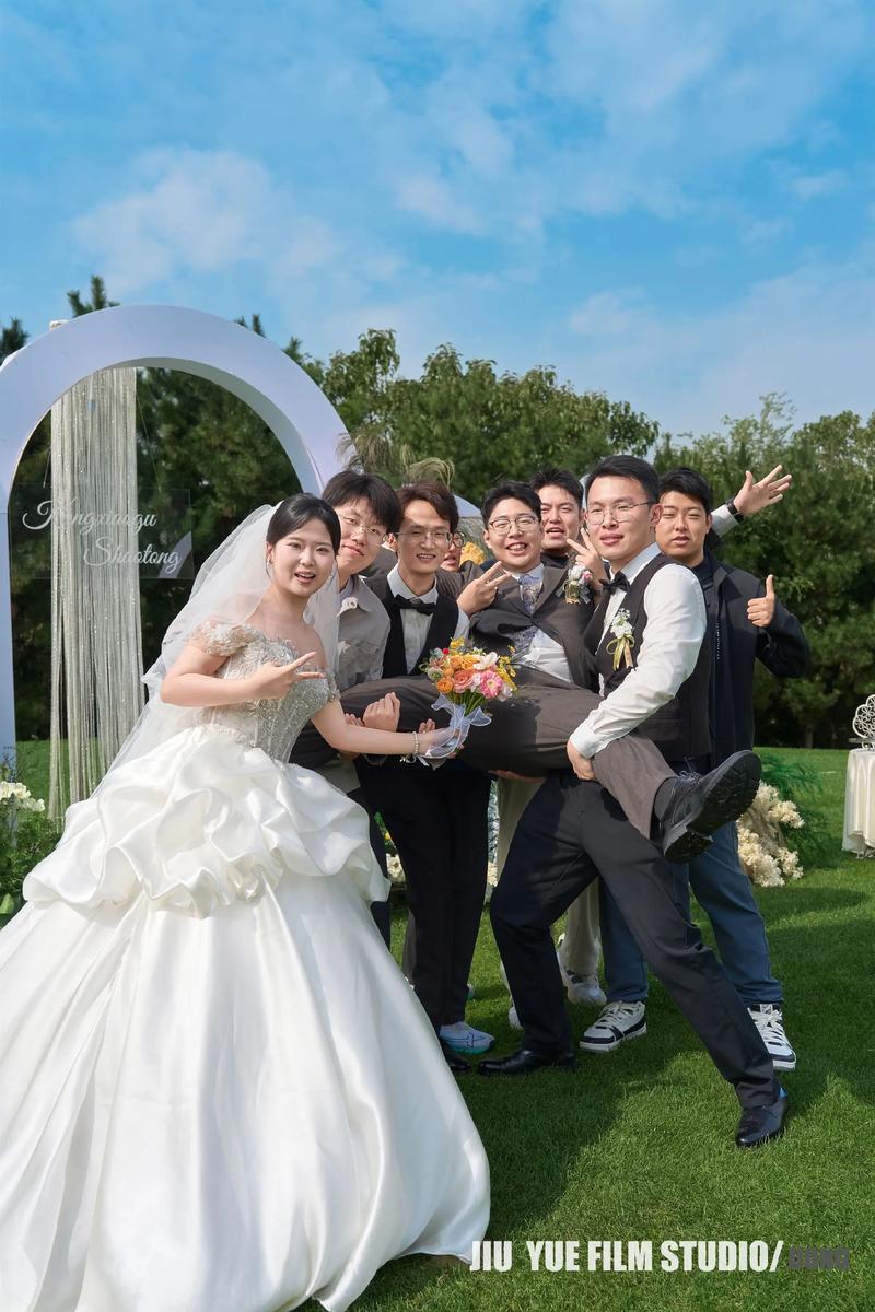 一对新人在黄道吉日举行户外婚礼笑容灿烂