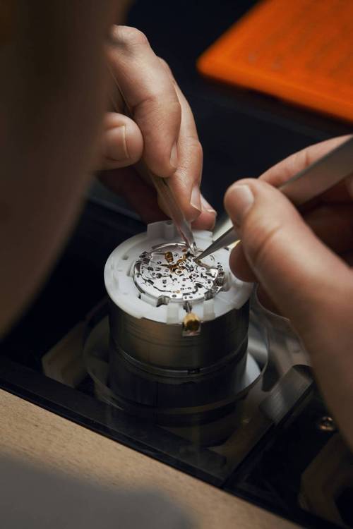 高端制表工匠精细动作打磨零件现场