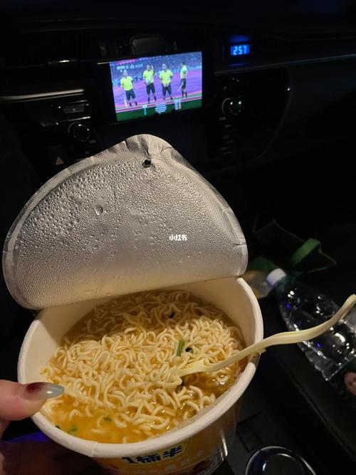 深夜服务区吃面的旅客