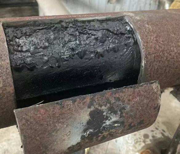 工业加热管道内壁导热油积碳实物图
