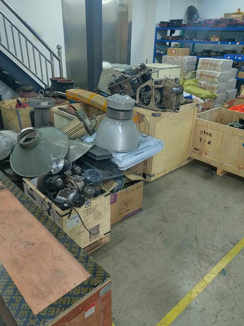 传统总装车间错装待返工零件堆