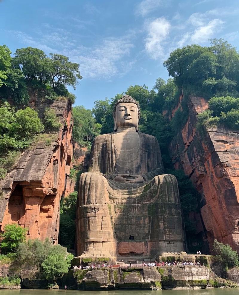 乐山大佛佛脚仰拍游览景观