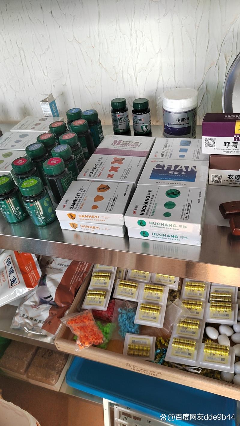 浴室旁受潮粘连的药片与密封药盒对比图