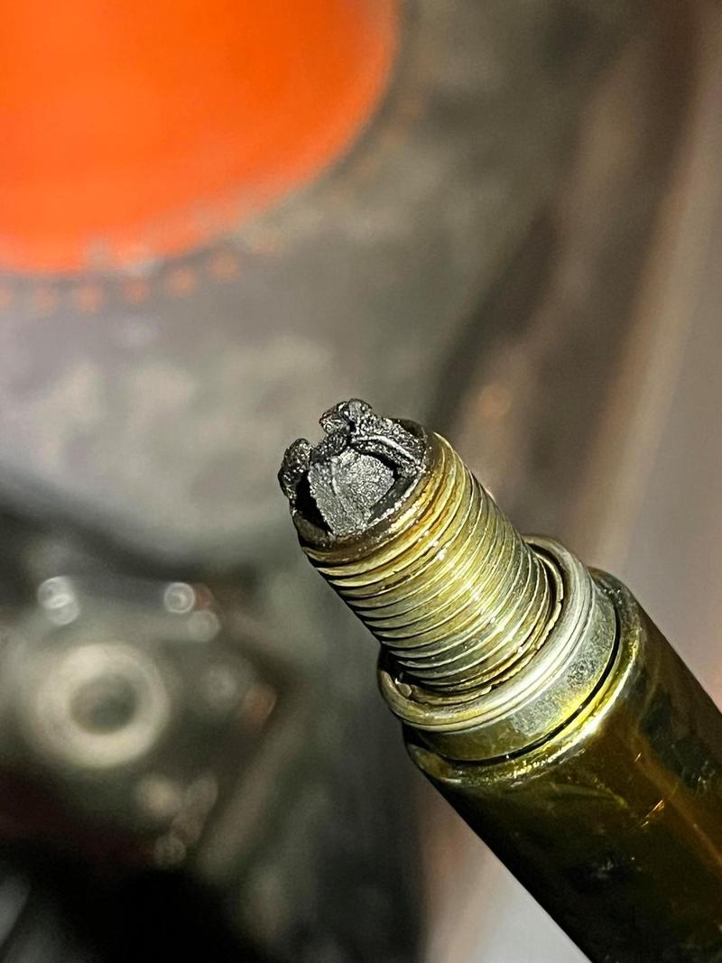 电火花加工积碳烧坏工件实物图