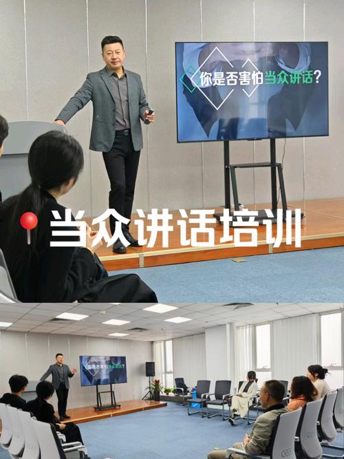演说培训师指导学员面对镜子练习演讲技巧