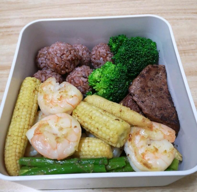 运动后均衡搭配的轻食餐示例
