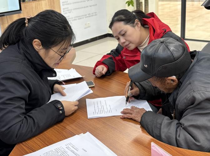 养老院老人意定监护公证处签署协议场景