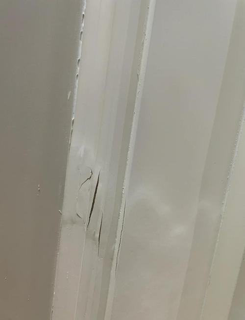 卫生间劣质复合门起泡脱胶实景