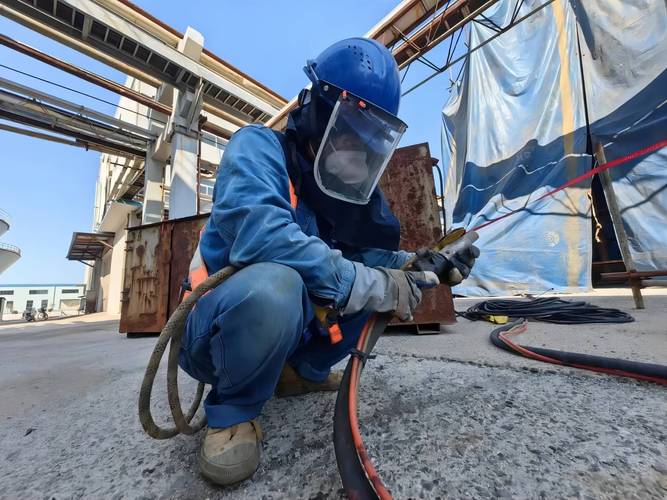 工厂车间开放式喷砂设备除锈作业现场