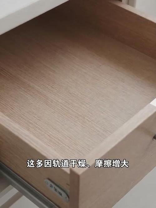 衣柜拉门总卡壳,三百块换轨道不如一根蜡烛
