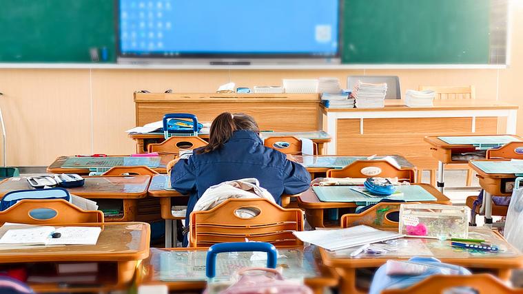 小学教室角落被孤立学生神情落寞