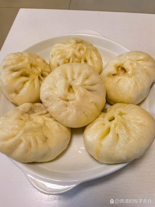 阳台餐桌上放着半吃的包子和斜放的手机