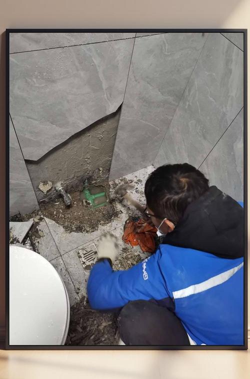房屋漏水局部维修施工场景