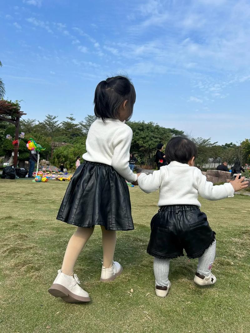 工业厂区亲子活动姐姐和妹妹手牵手合影